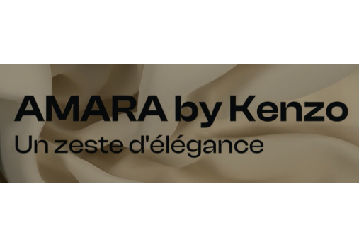 Image extraite de la vidéo publicitaire pour le parfum Amara, texte noir sur fond drapé crème : AMARA by Kenzo, un zeste d'élégance.