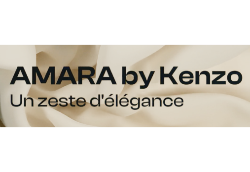 Image extraite de la vidéo publicitaire pour le parfum Amara, texte noir sur fond drapé crème : AMARA by Kenzo, un zeste d'élégance.